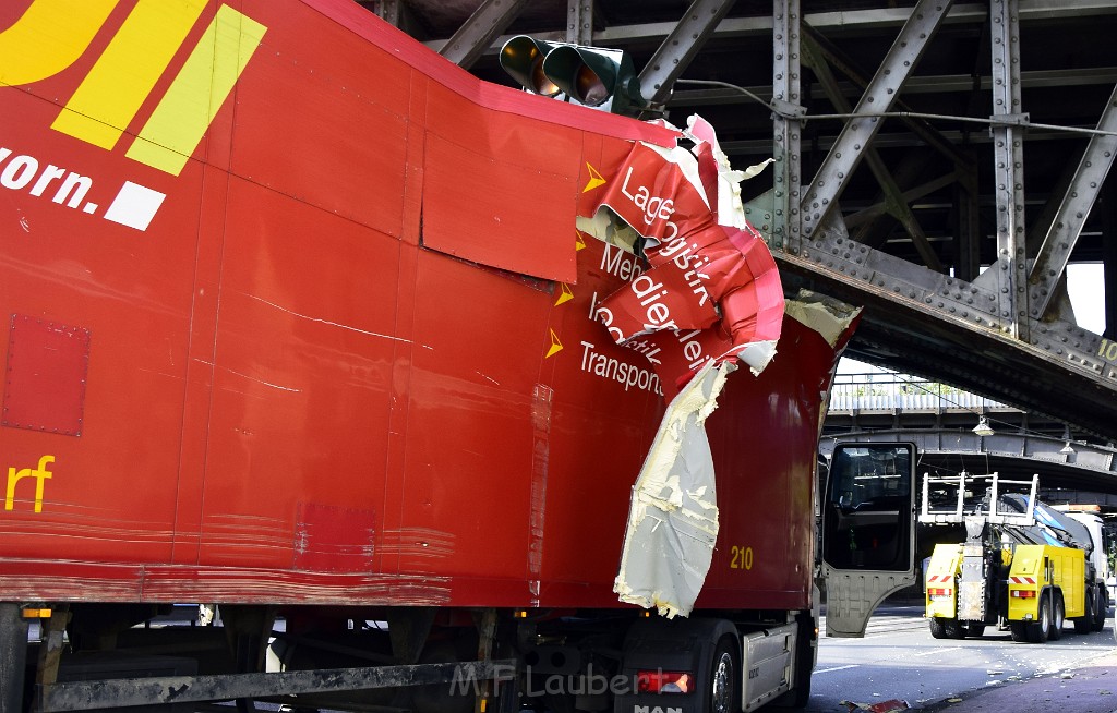 LKW blieb unter Bruecke haengen Koeln Deutz Opladenerstr Deutz Muelheimerstr P068.JPG - Miklos Laubert